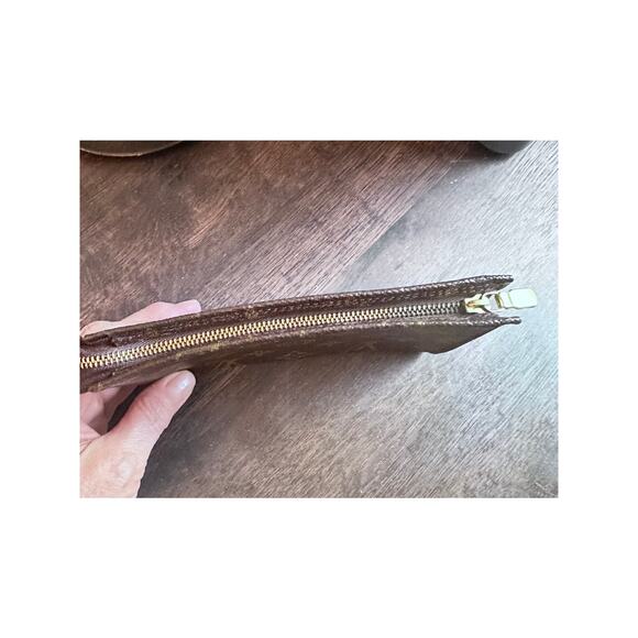 LOUIS VUITTON MONOGRAM ACCESSORY POUCH W/RING - Picture 3 of 11